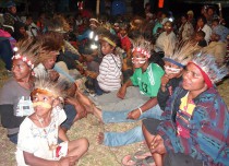 Tanim het (Turning heads) - traditional social dance in the Simbu Province